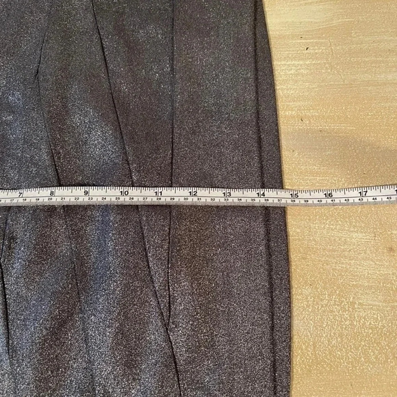 EXPRESS silver metallic bandage mini skirt. Zipper on side.
Size 4 - Picture 9 of 9